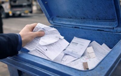 La multa que puedes recibir por tirar recibos y facturas al contenedor azul